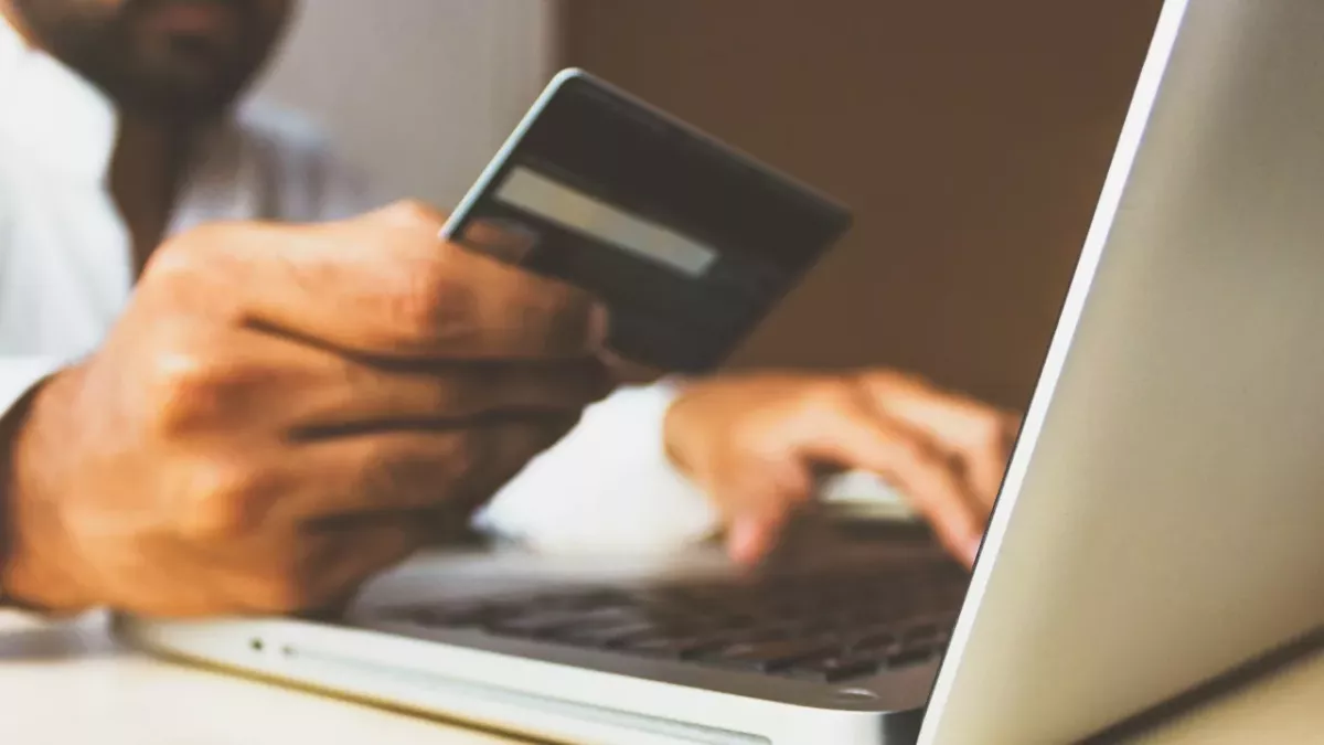 Money warning issued as Brits losing £570 due to online scams