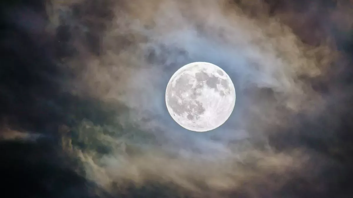 The moon might be affecting the quality of your sleep 