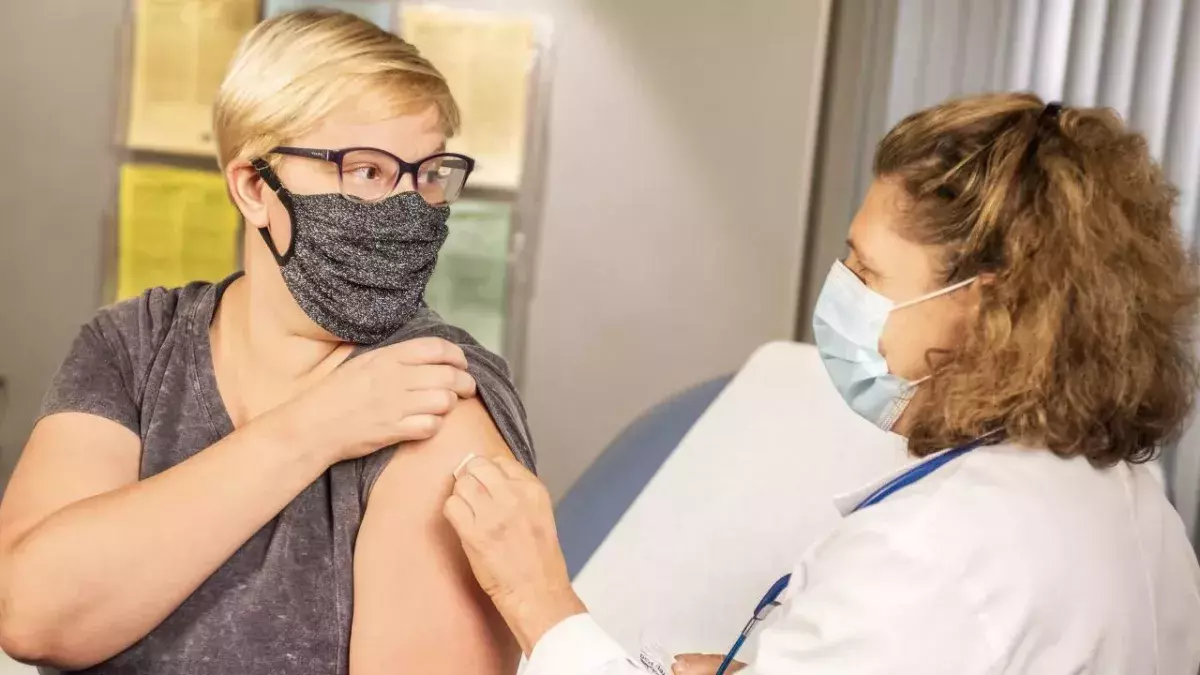 People who fail to get booster jabs will suffer travel restrictions