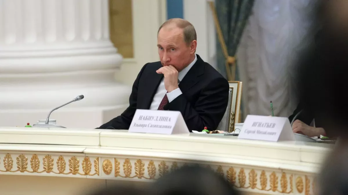 Vladimir Putin and his obsession with big tables: here is what we know