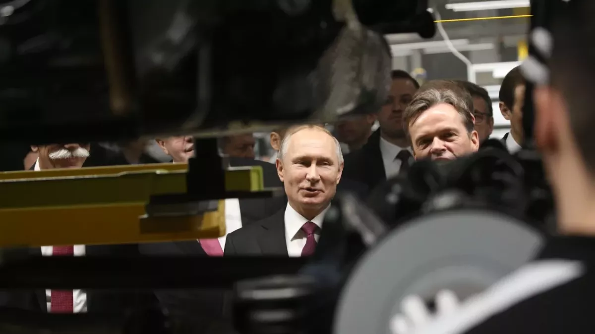 Vladimir Putin fires head of secret labs allegedly behind poisoning of Alexey Navalny