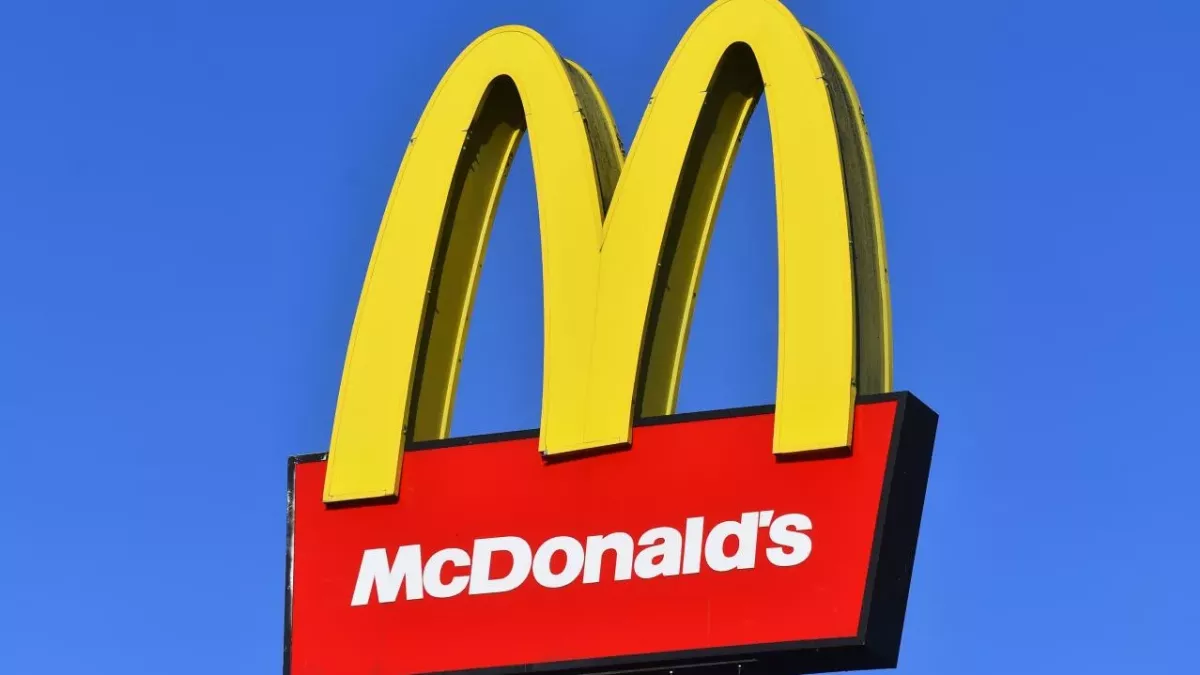 This woman discovered that McDonald’s circular tables have a secret function