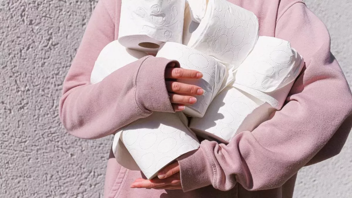 men wiping after peeing 