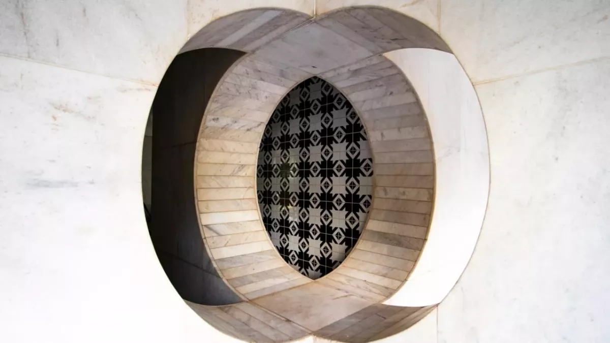 This optical illusion exploits a flaw in your eyes to fool you