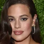 Ashley Graham proudly displays herself while pumping breast milk in a taxi!