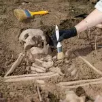archeologists discover gloomy pregnant woman tomb birth