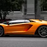 Man jumps on a Lamborghini, car owner makes him regret it (VIDEO)