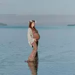 This man wanted to take a photo of pregnant wife on the beach, what happens next is shocking