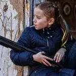 War in Ukraine: This photo of an armed girl is not what you think