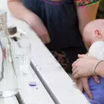 Woman receives a shocking note after breastfeeding her baby in public