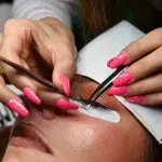 Cheap false lashes scrapes woman's eyeballs leaving her temporarily blind 