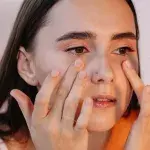 Here is how you can make a homemade eye contour cream