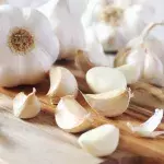 People are going crazy after finding out how to peel a garlic in just a few seconds