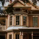 Massive victorian house is pulled by truck through San Francisco 