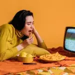 Here's why you shouldn't eat in front of a screen