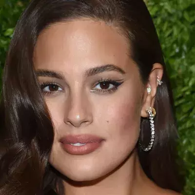Ashley Graham proudly displays herself while pumping breast milk in a taxi!