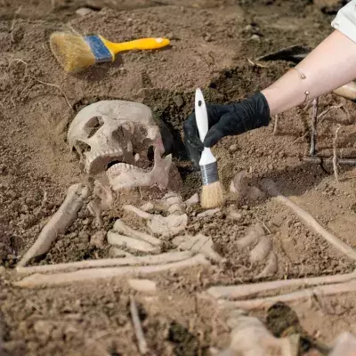 archeologists discover gloomy pregnant woman tomb birth