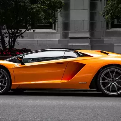 Man jumps on a Lamborghini, car owner makes him regret it (VIDEO)