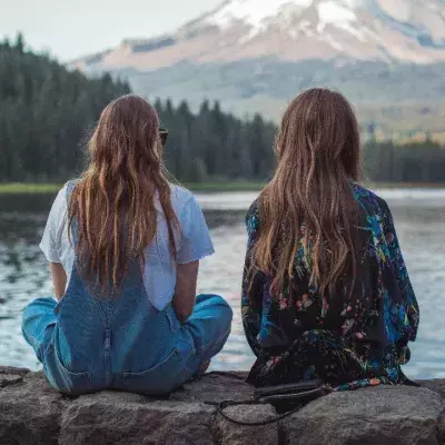 Two women in a relationship for 2 years discover that they probably have the same father