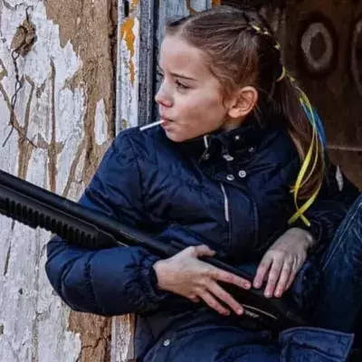 War in Ukraine: This photo of an armed girl is not what you think