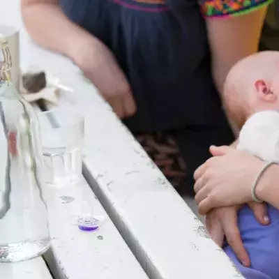 Woman receives a shocking note after breastfeeding her baby in public