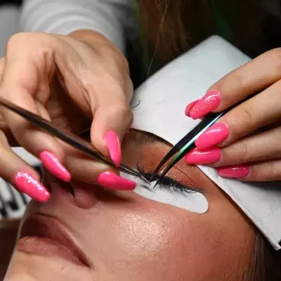 Cheap false lashes scrapes woman's eyeballs leaving her temporarily blind 