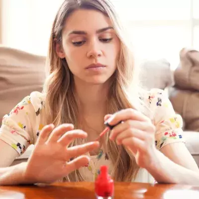 How to remove your nail varnish or at home
