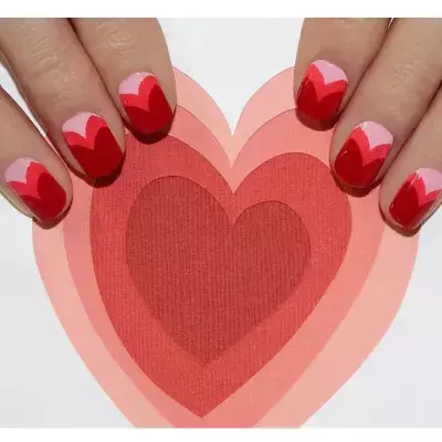 An ideal manicure for Valentine's Day