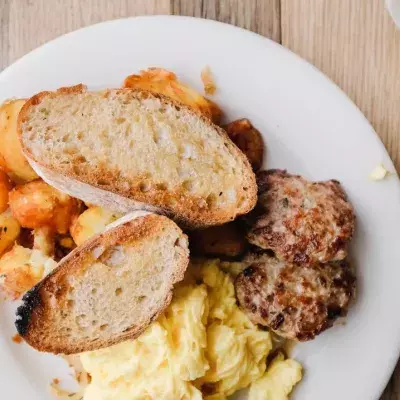 avoid eating eggs with hot coffee for breakfast