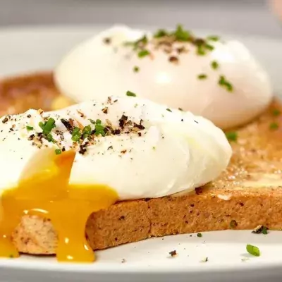 Here’s a hack to get perfect poached egg in under a minute
