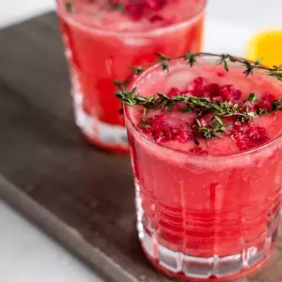 This is how you can still use strawberry stems instead of throwing them away