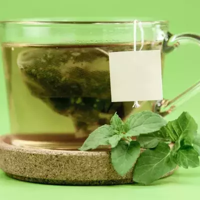 Putting honey in your green tea has many health benefits