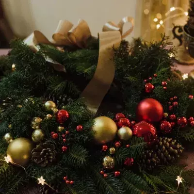 Here's how to decorate your Christmas table while spending less