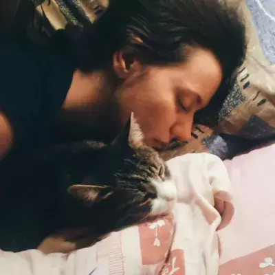 Here’s why you should be sleeping with your cat at night