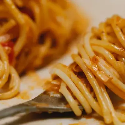 Remove stubborn grease stains from plastic Tupperware in seconds with this easy 1p hack