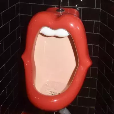 Establishing female urinals and how to use it