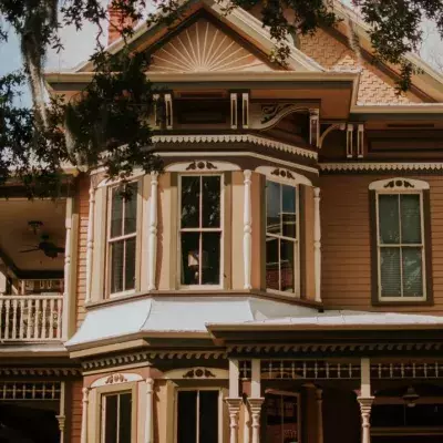 Massive victorian house is pulled by truck through San Francisco 
