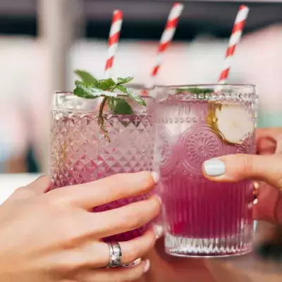 Here Are 5 Low-Calorie Cocktails To Drink During The Holidays