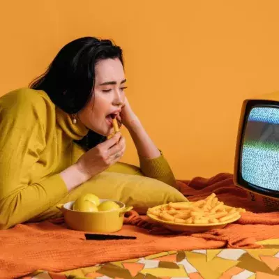 Here's why you shouldn't eat in front of a screen