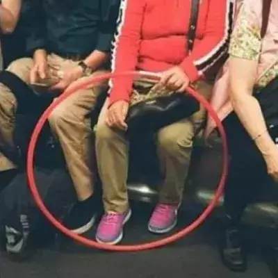 This Photo With A Red Circle Taken In A Subway Is Confusing Internet Users