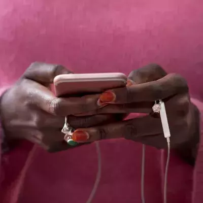 This Woman Is Offering Her Unusual Services To Couples Who Have Recently Separated