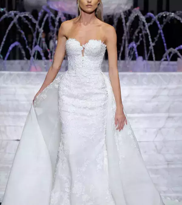 2018 wedding dress: dress with removable petticoat, Pronovias