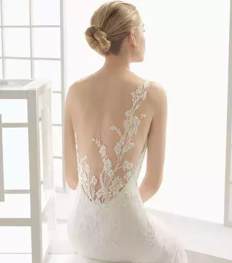 Backless dress with climbing flowers