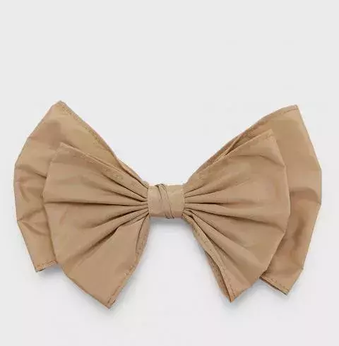 A beige XXL bow           