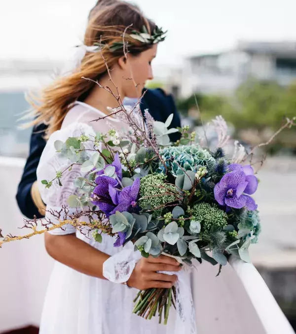 Bridal bouquet: Asymmetrical bouquet with a violet touch