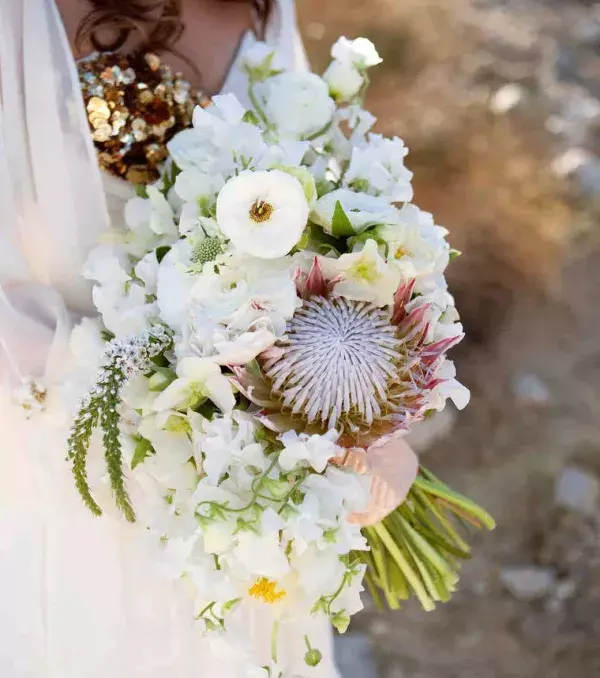 Bridal bouquet: Cascading bouquet