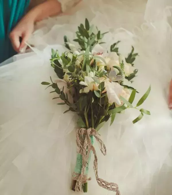 Bridal bouquet: The long bouquet with a simple and classic look