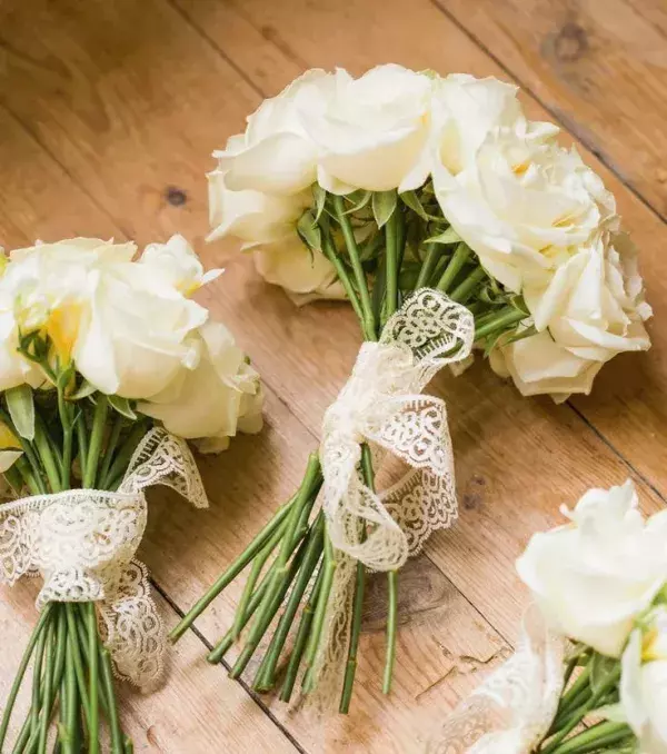 Bridal bouquet: Long rose bouquet