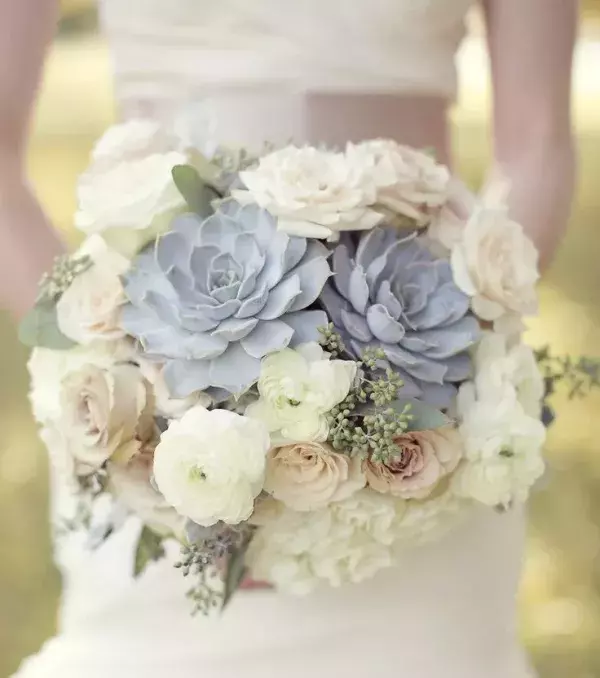 Bridal bouquet: Round bouquet with a soft touch of pale green