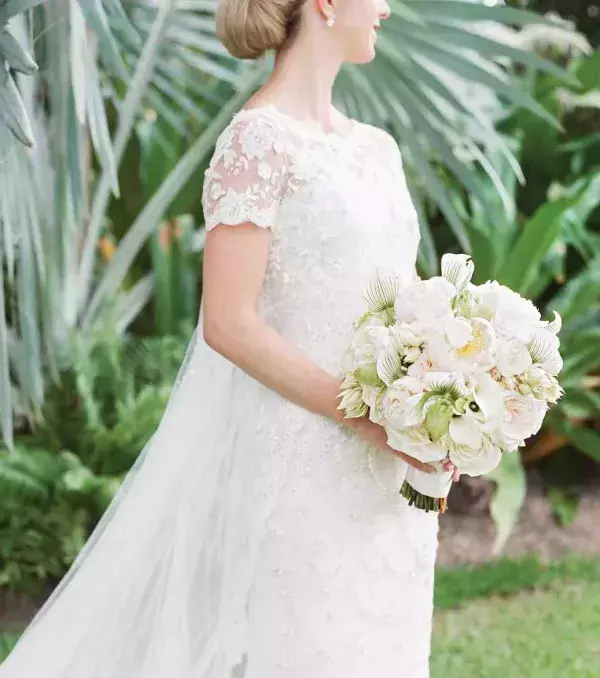 Bridal bouquet: Round bouquet with a white finishing touch